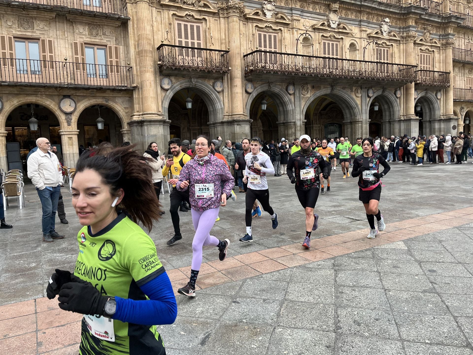 Paso de la Media Maratón de Salamanca por la Plaza Mayor