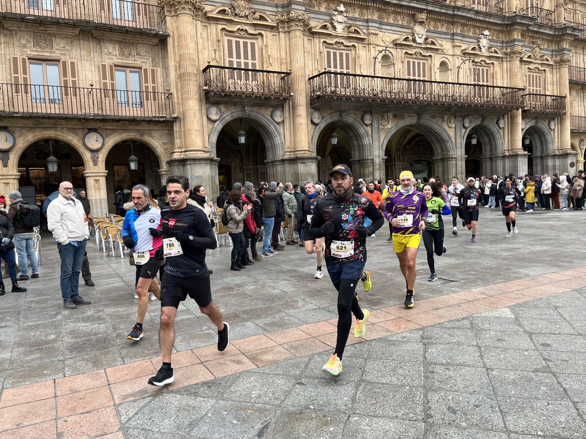 Paso de la Media Maratón de Salamanca por la Plaza Mayor