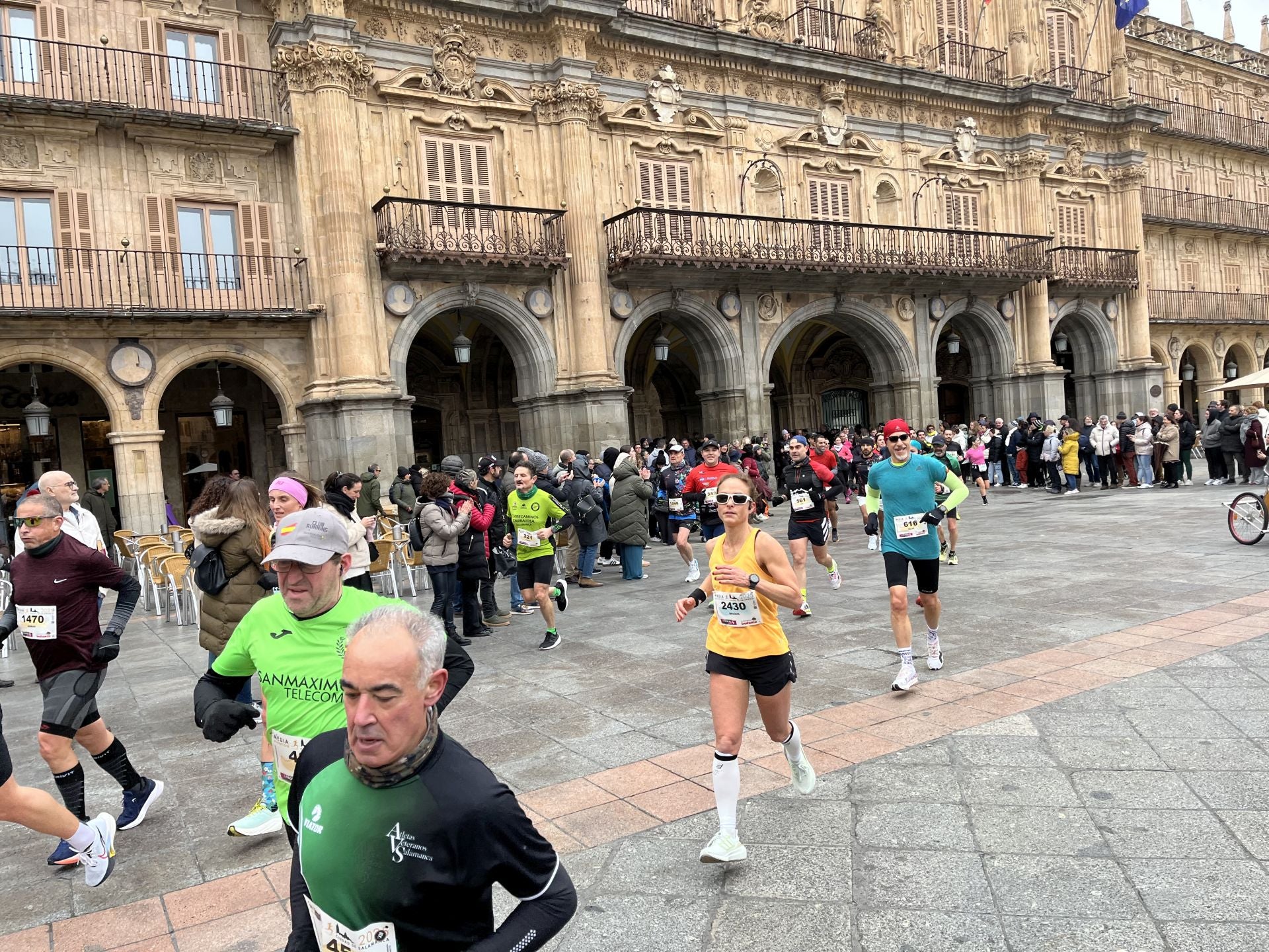 Paso de la Media Maratón de Salamanca por la Plaza Mayor