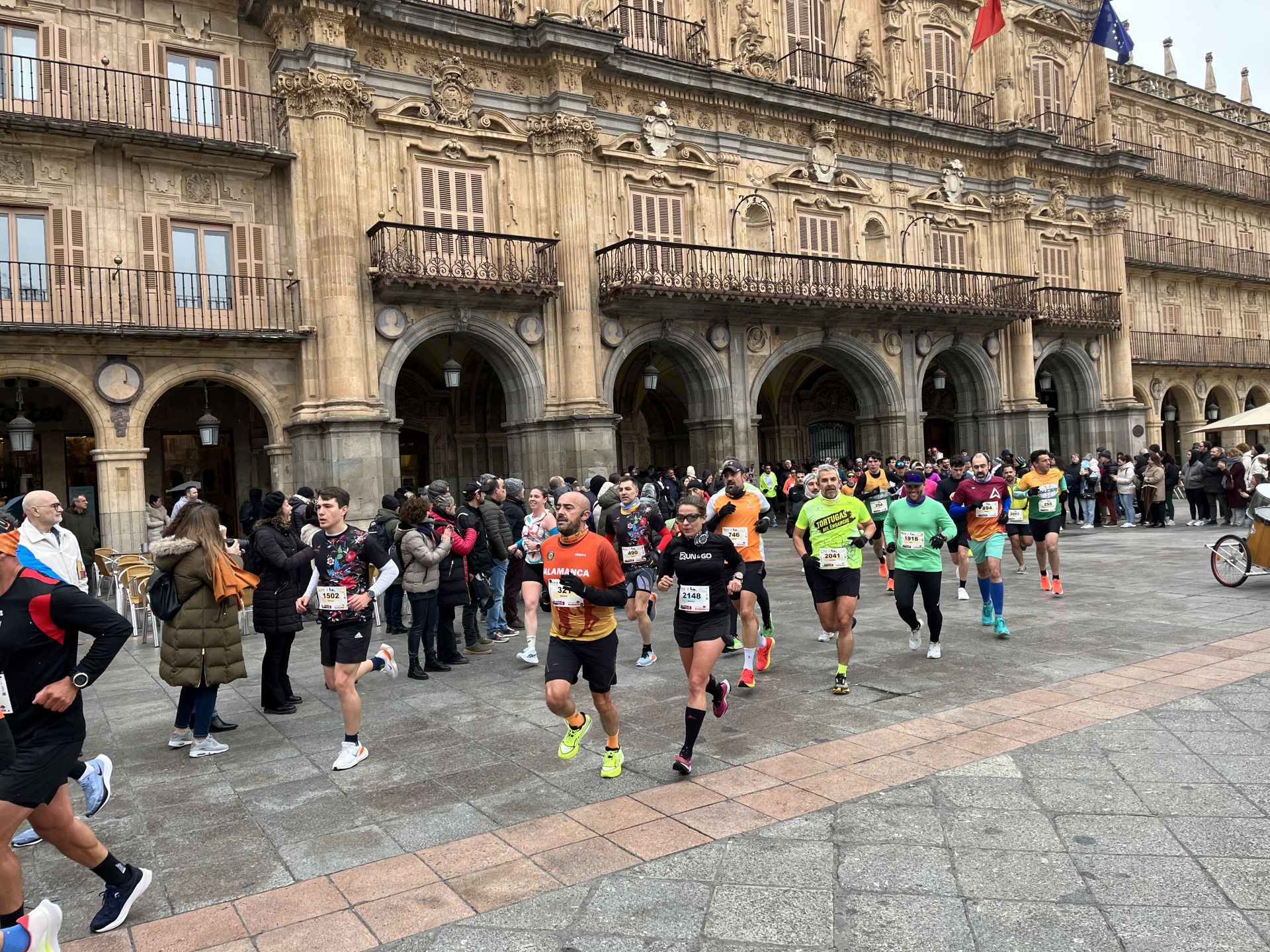 Paso de la Media Maratón de Salamanca por la Plaza Mayor