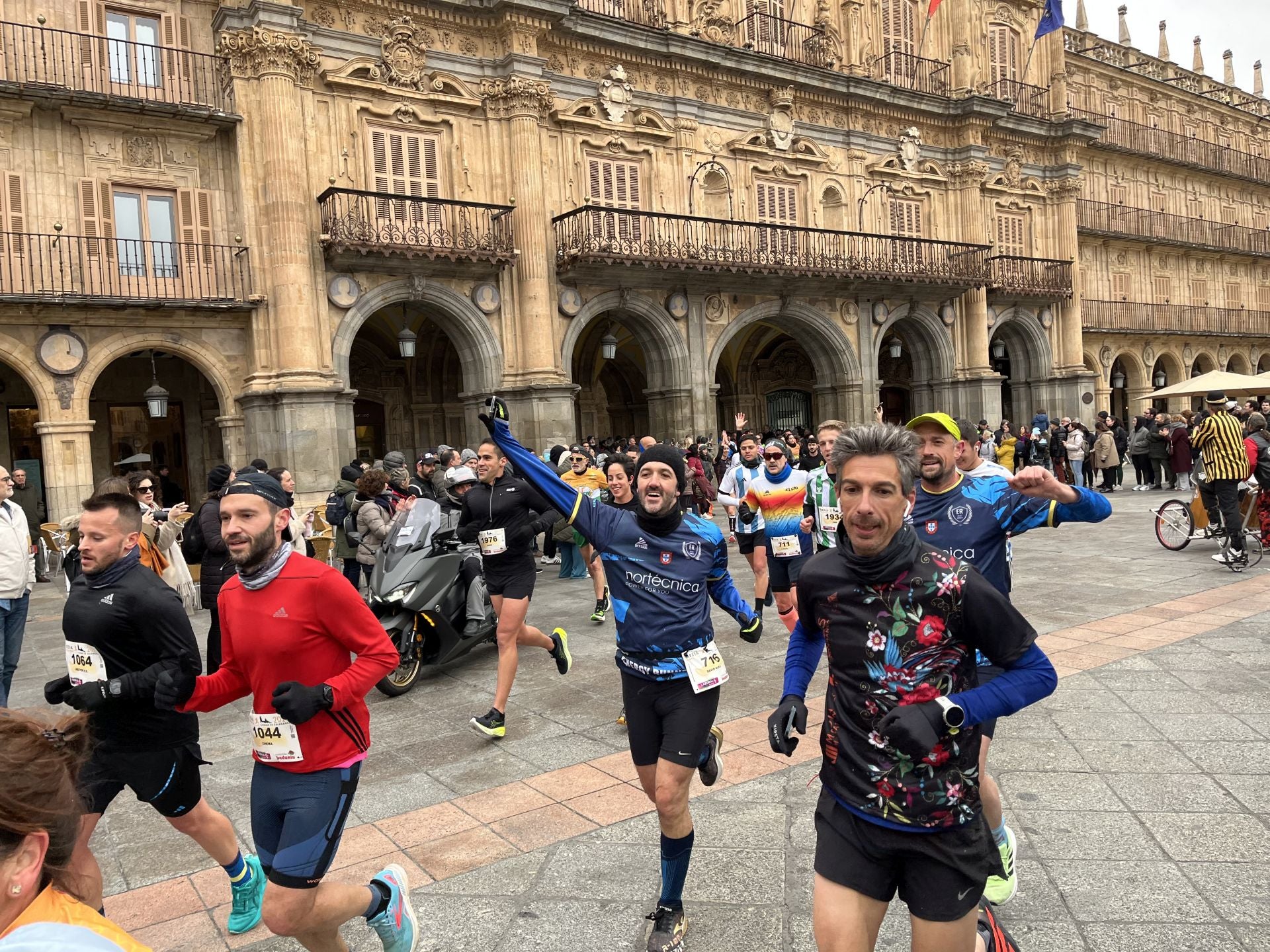 Paso de la Media Maratón de Salamanca por la Plaza Mayor