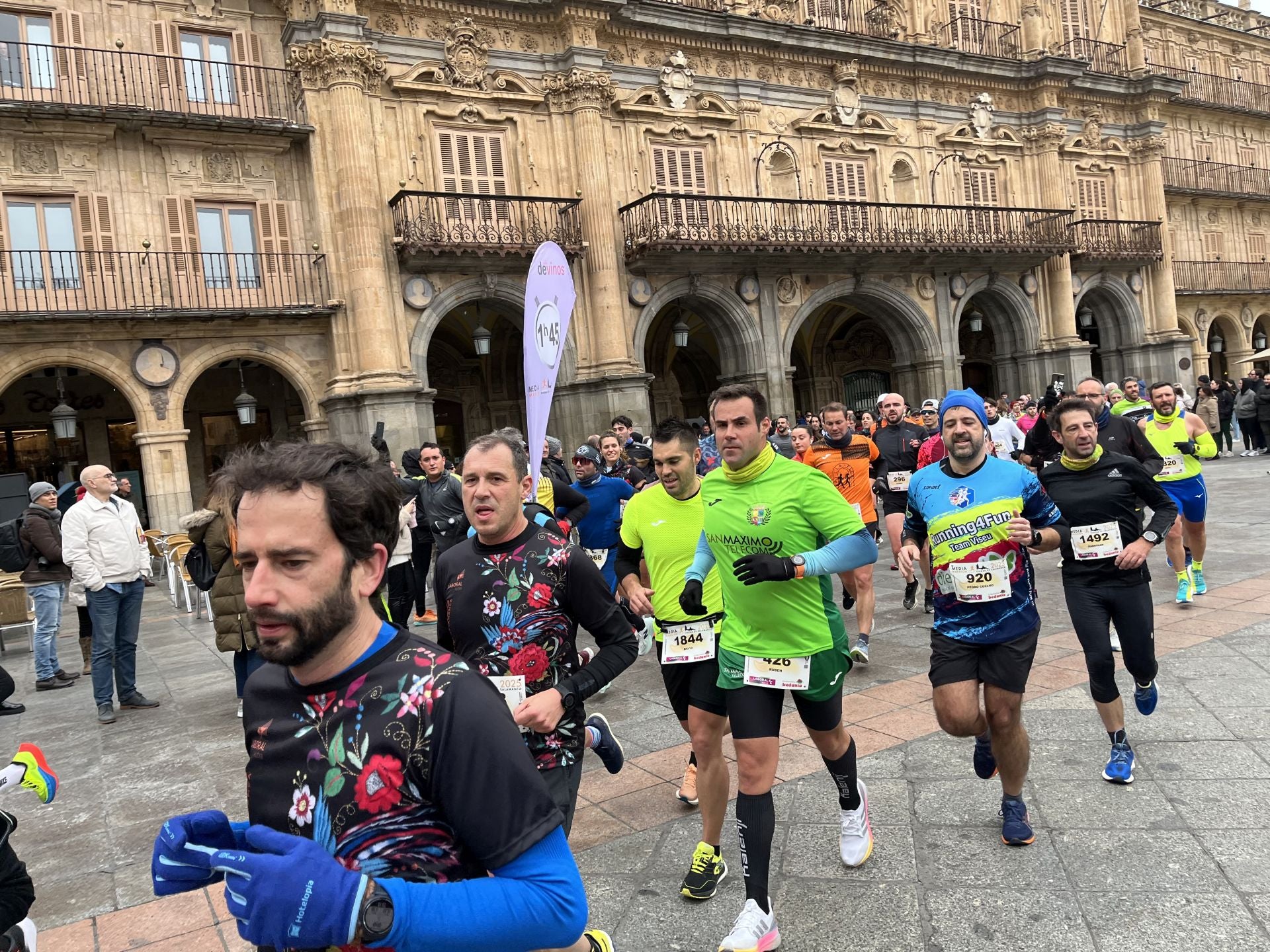 Paso de la Media Maratón de Salamanca por la Plaza Mayor