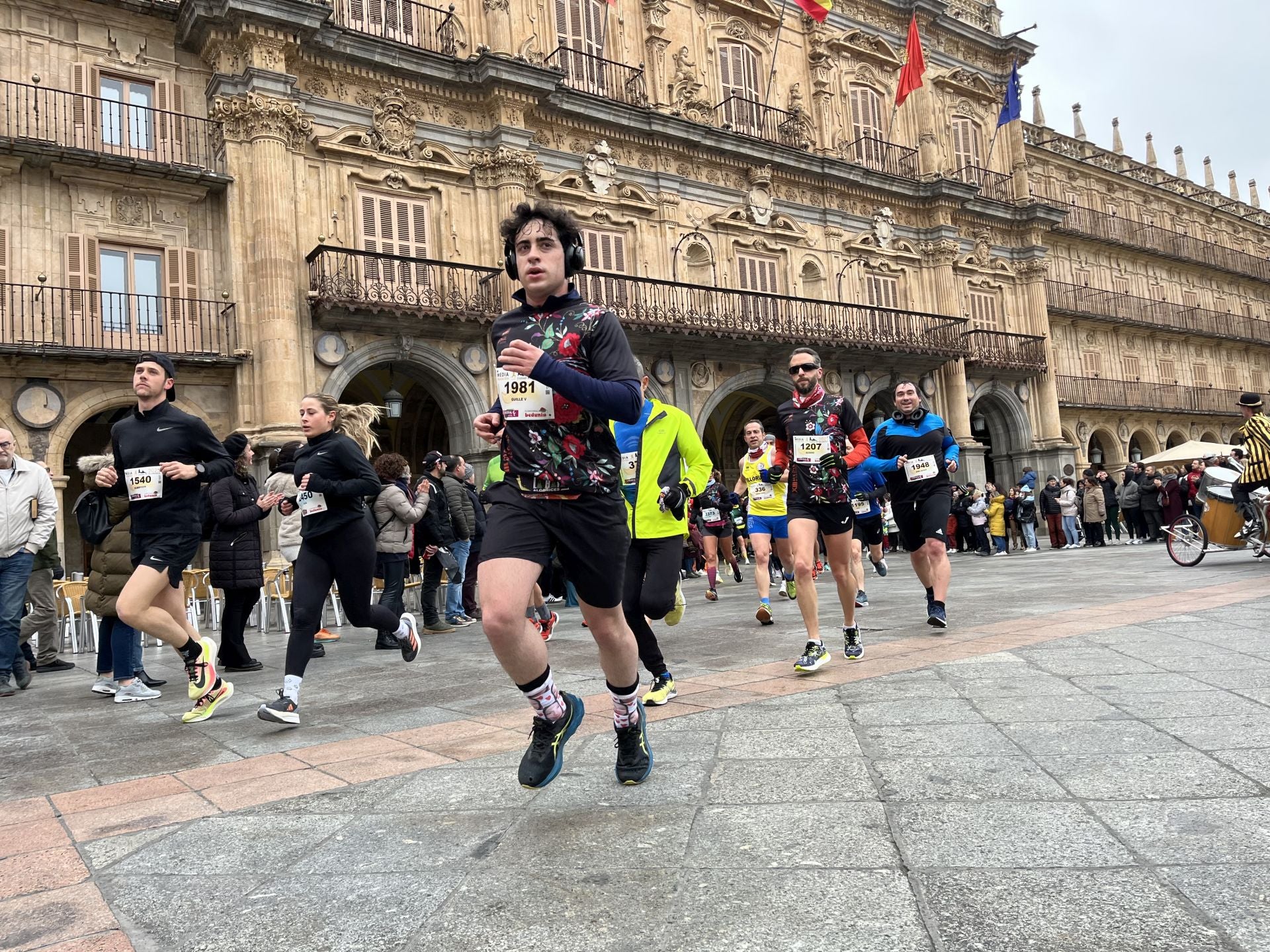 Paso de la Media Maratón de Salamanca por la Plaza Mayor