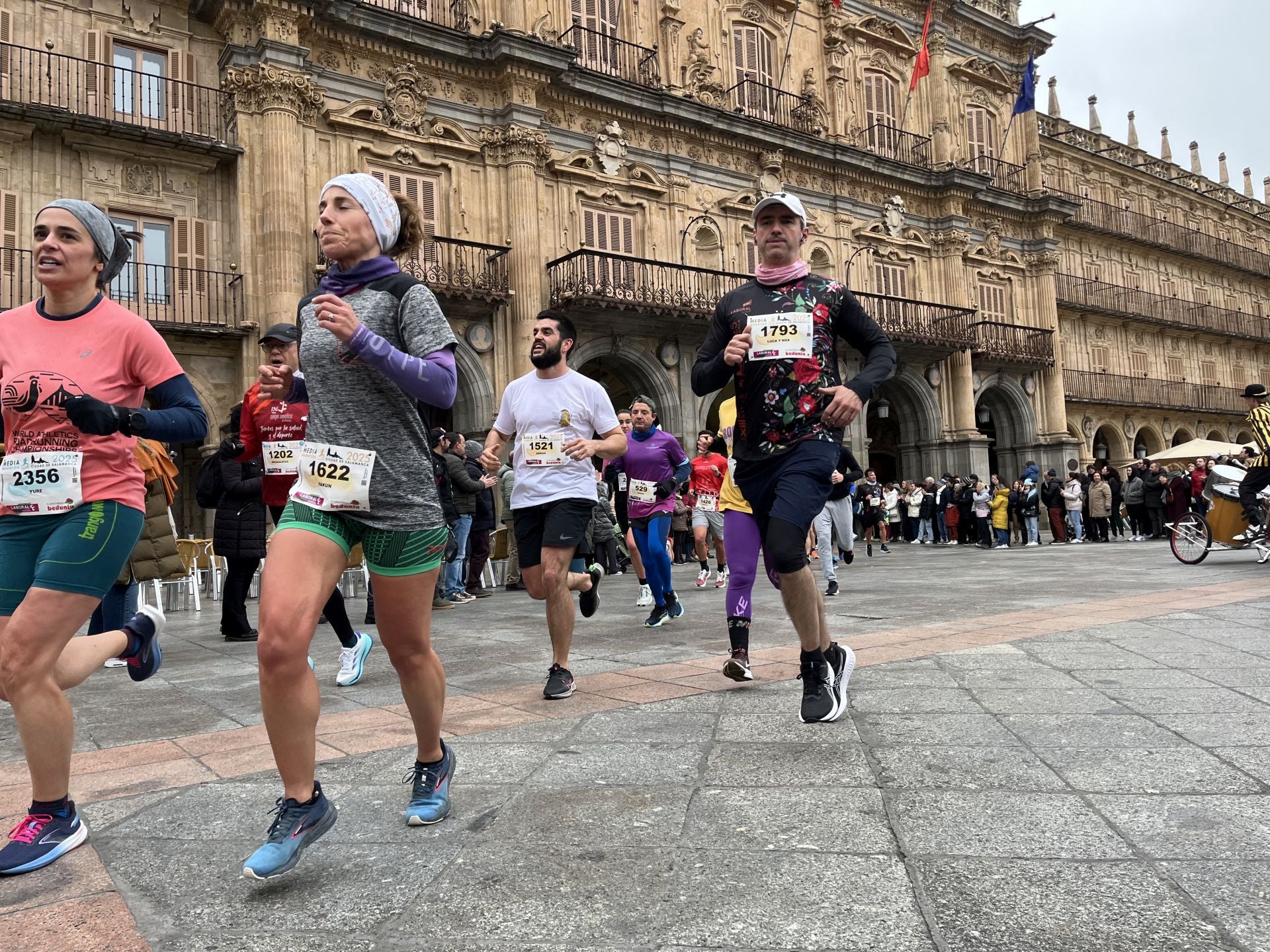 Paso de la Media Maratón de Salamanca por la Plaza Mayor