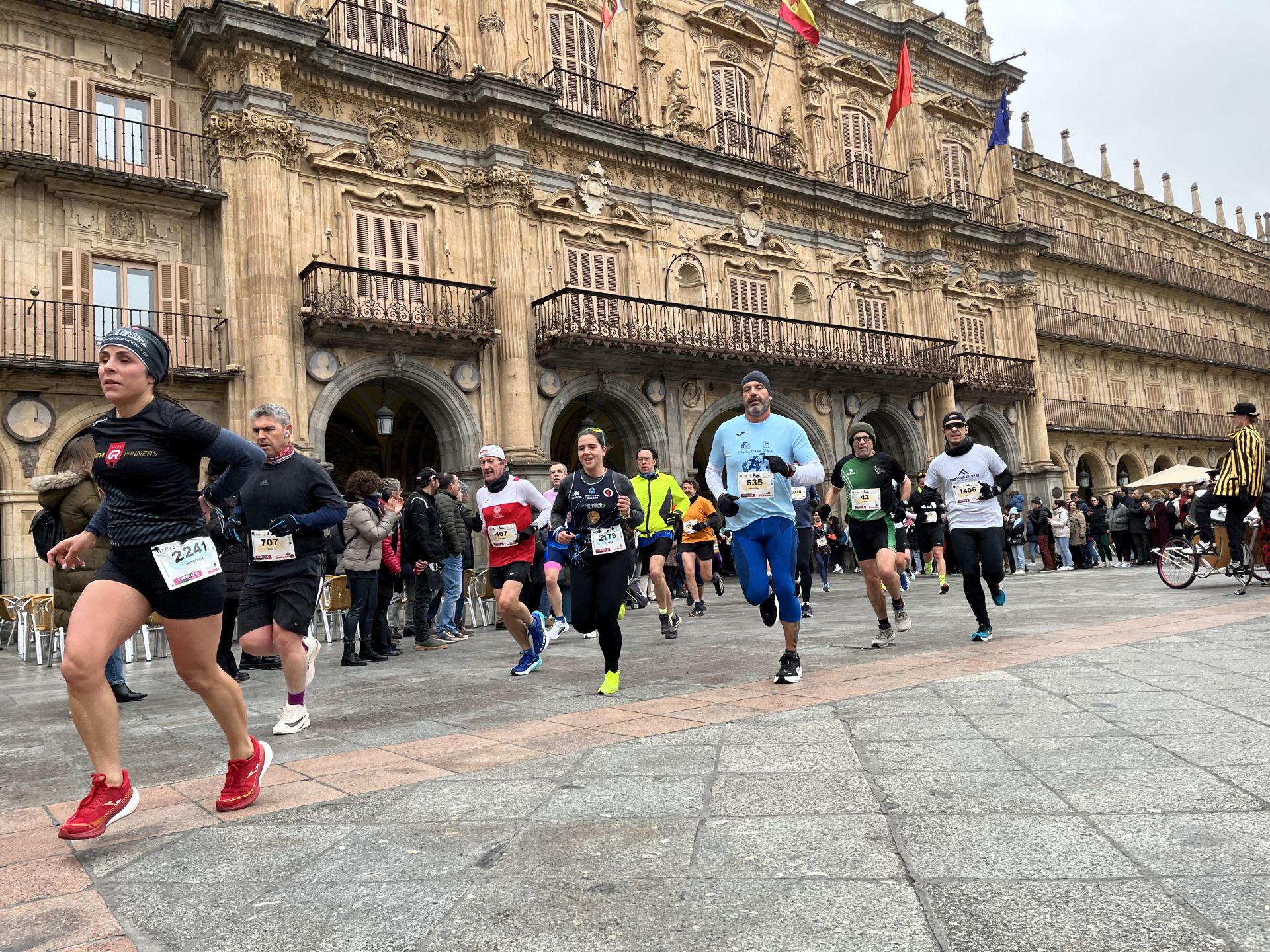 Paso de la Media Maratón de Salamanca por la Plaza Mayor