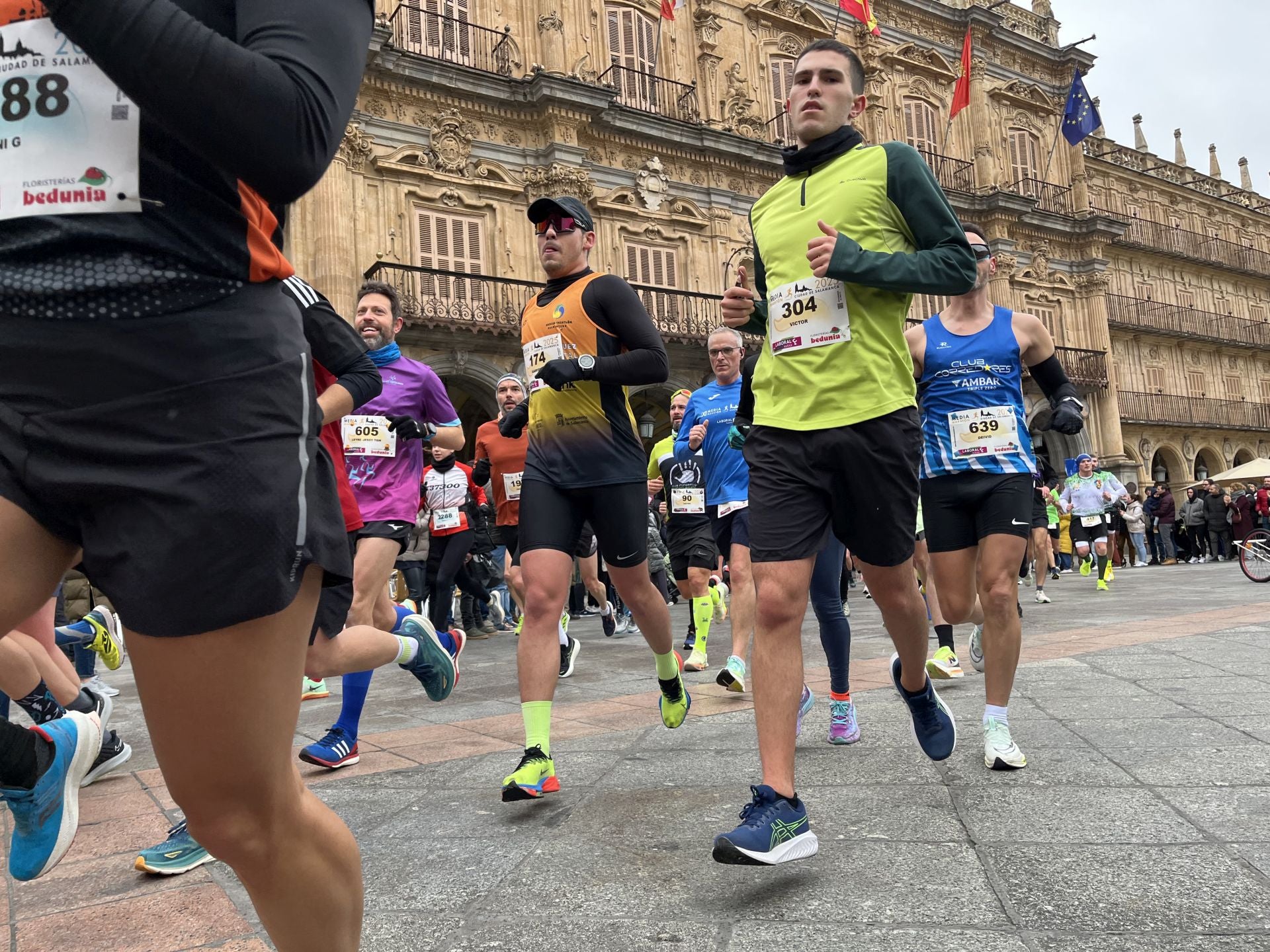 Paso de la Media Maratón de Salamanca por la Plaza Mayor