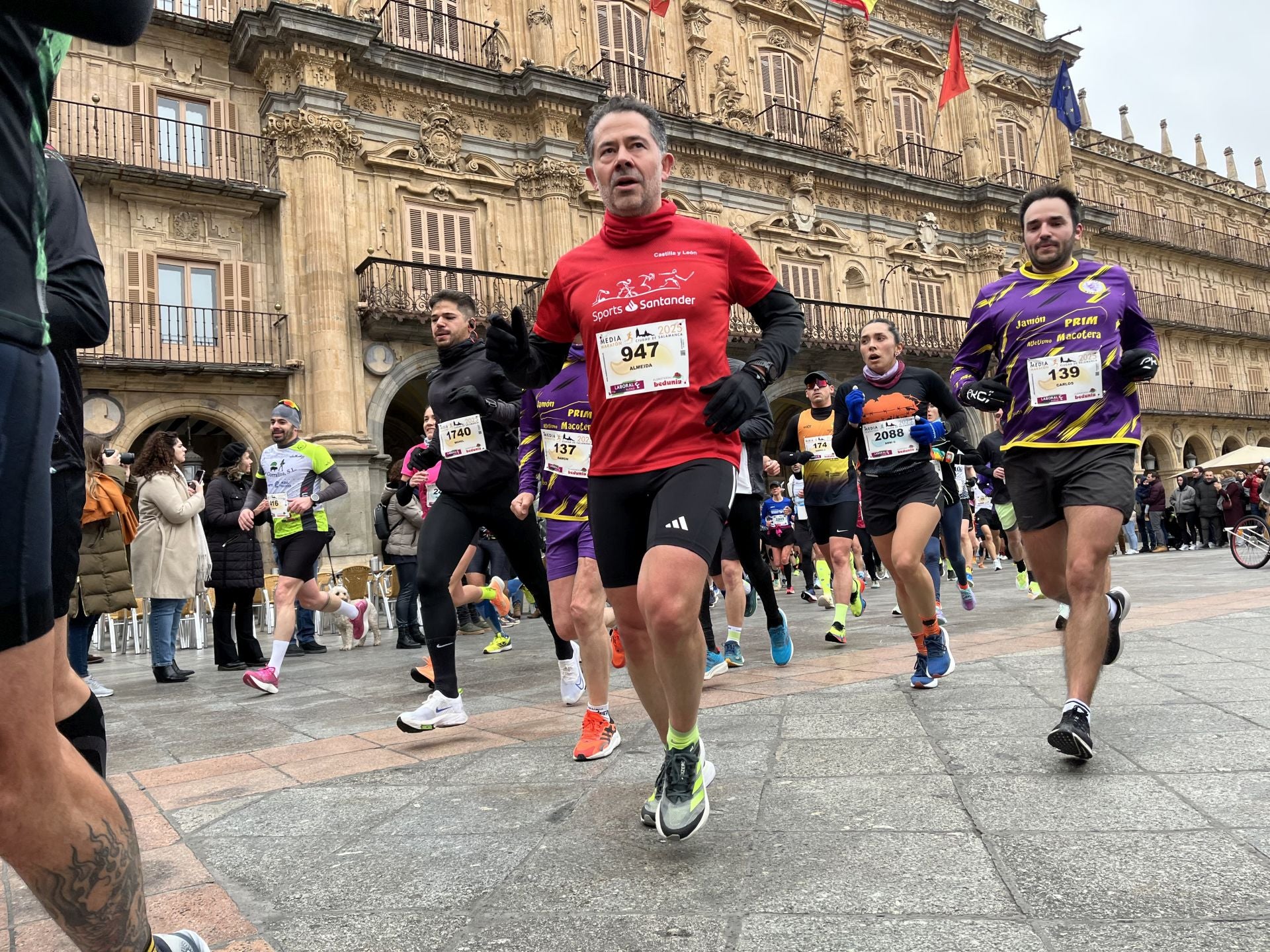 Paso de la Media Maratón de Salamanca por la Plaza Mayor