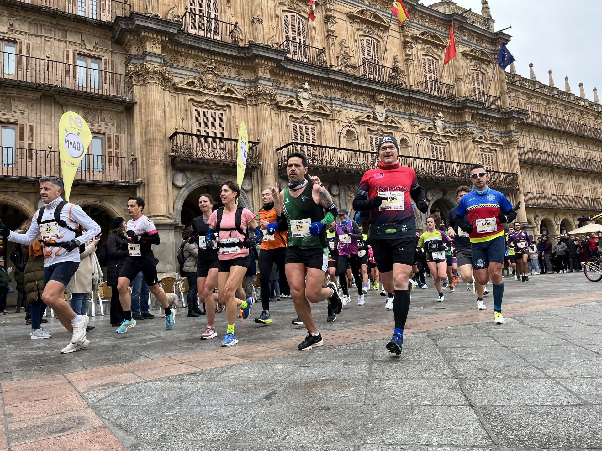 Paso de la Media Maratón de Salamanca por la Plaza Mayor