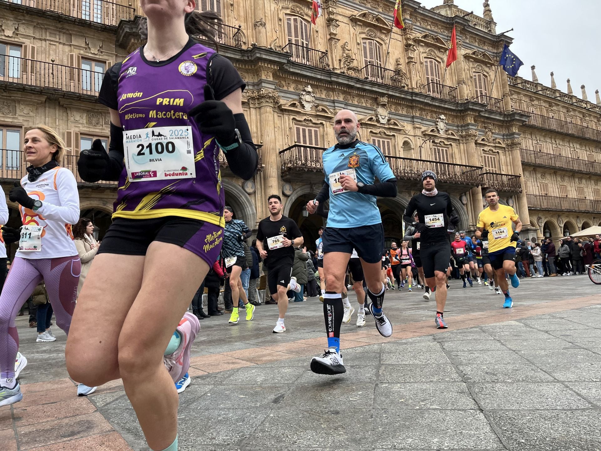 Paso de la Media Maratón de Salamanca por la Plaza Mayor