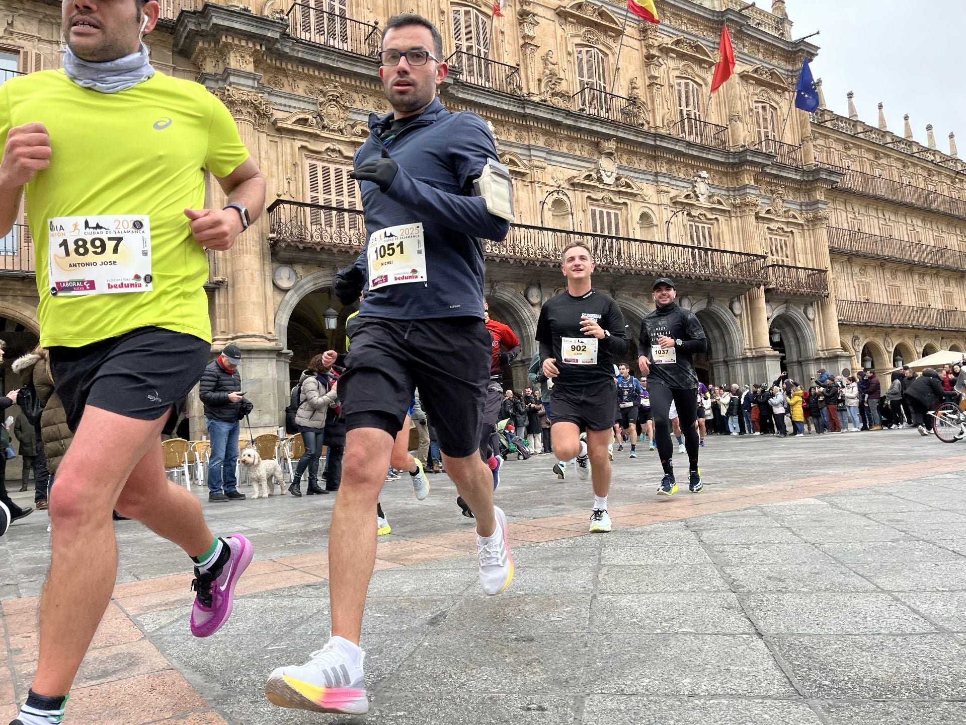 Paso de la Media Maratón de Salamanca por la Plaza Mayor