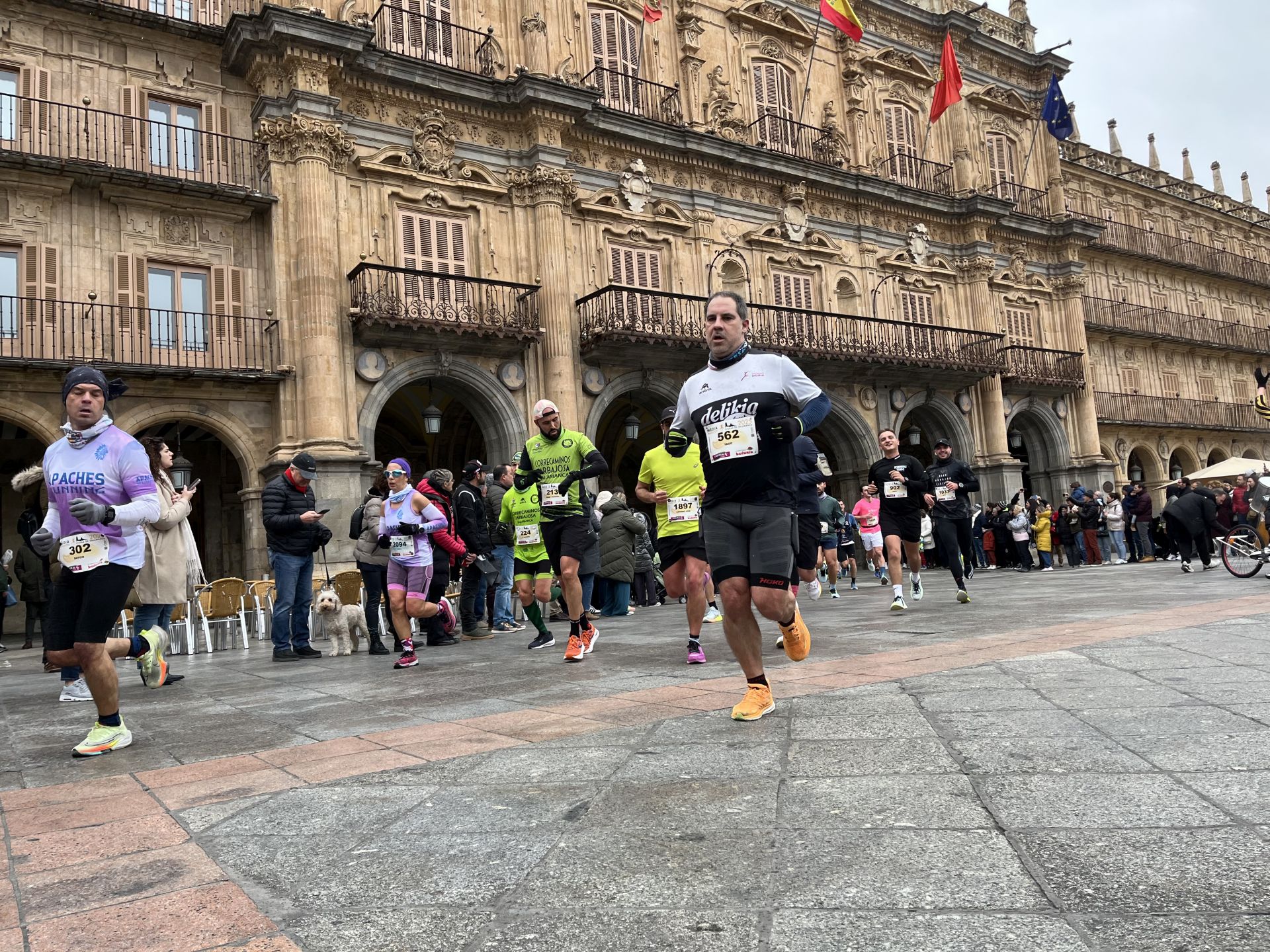 Paso de la Media Maratón de Salamanca por la Plaza Mayor