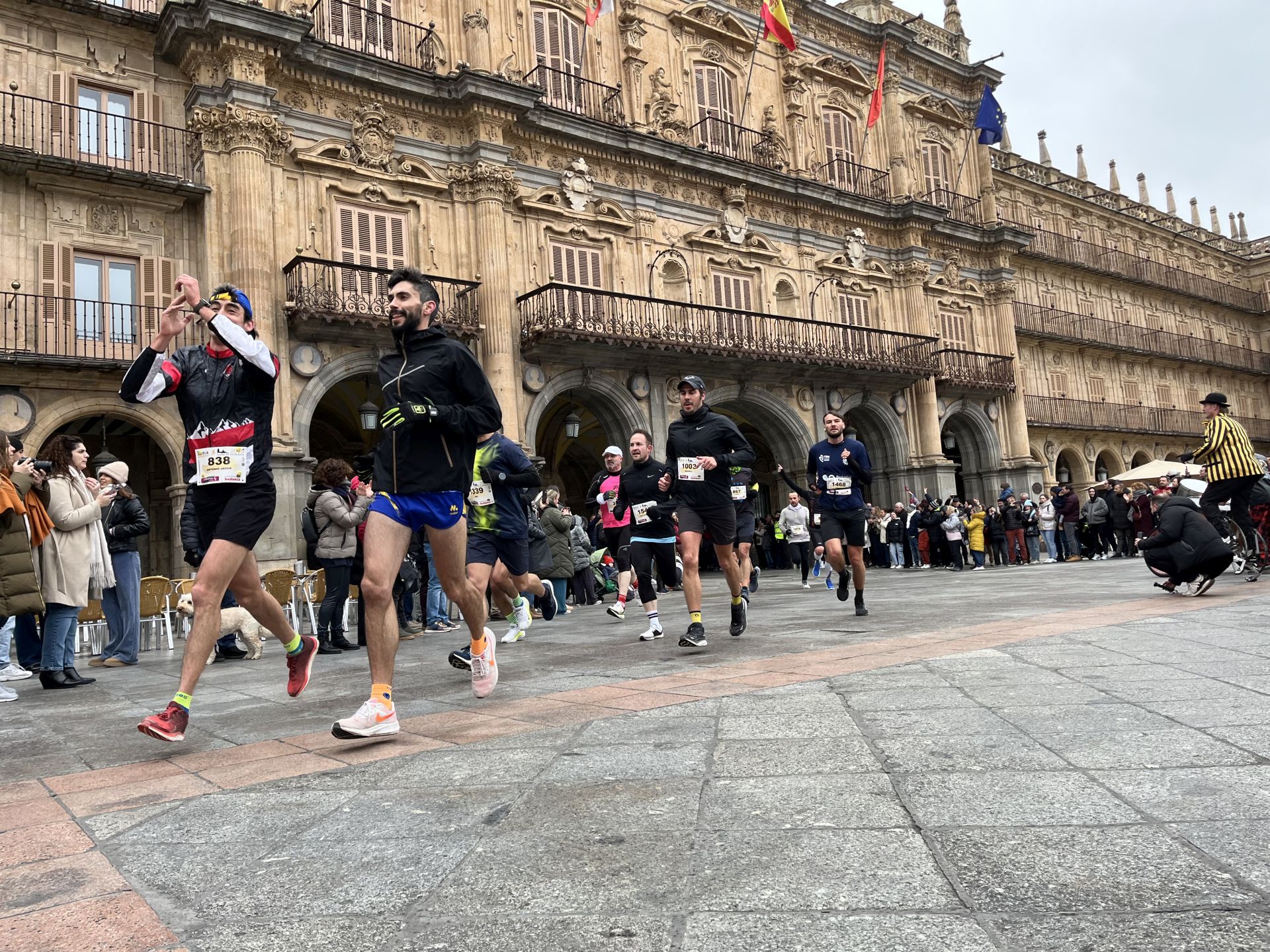 Paso de la Media Maratón de Salamanca por la Plaza Mayor