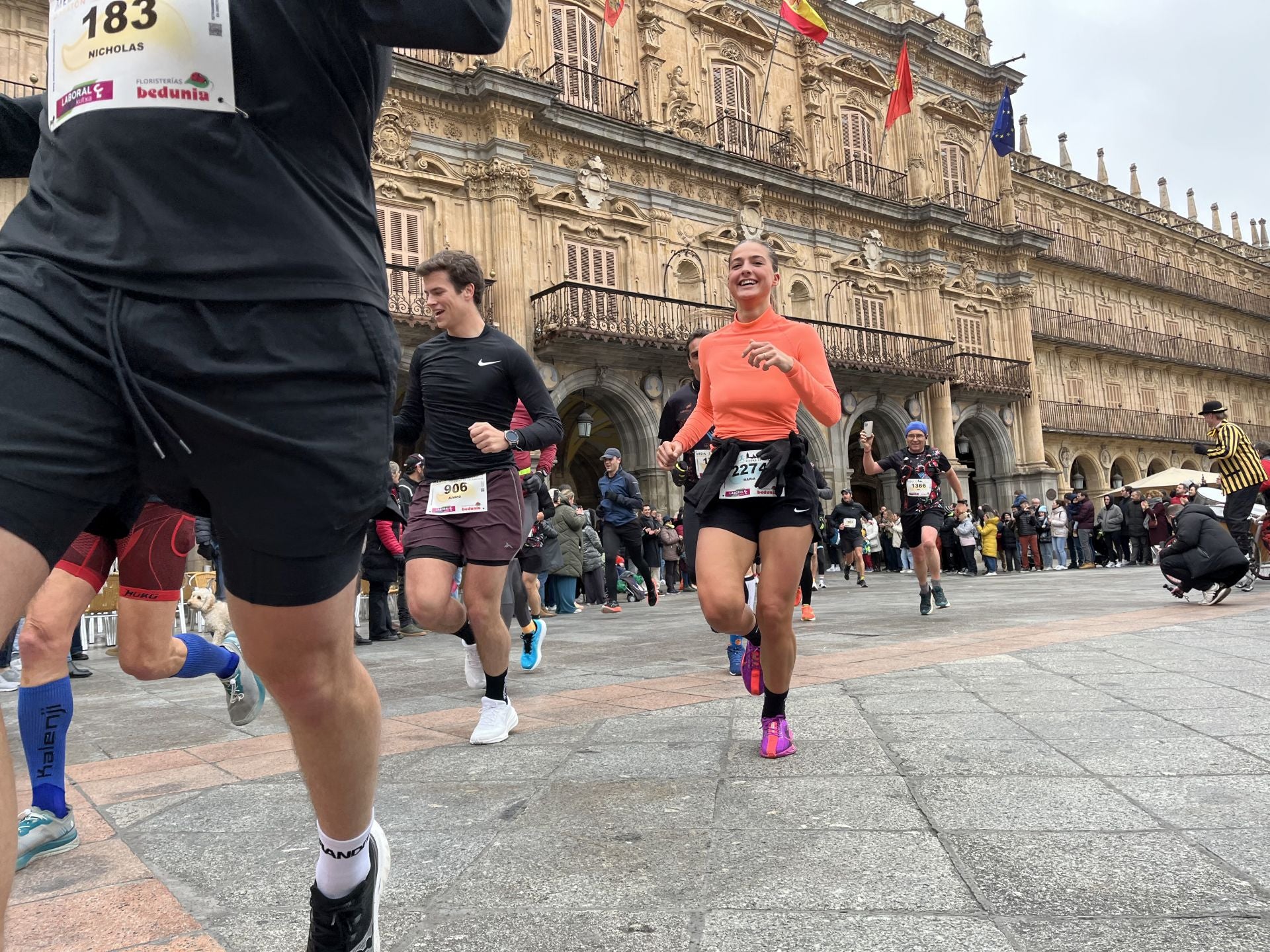 Paso de la Media Maratón de Salamanca por la Plaza Mayor