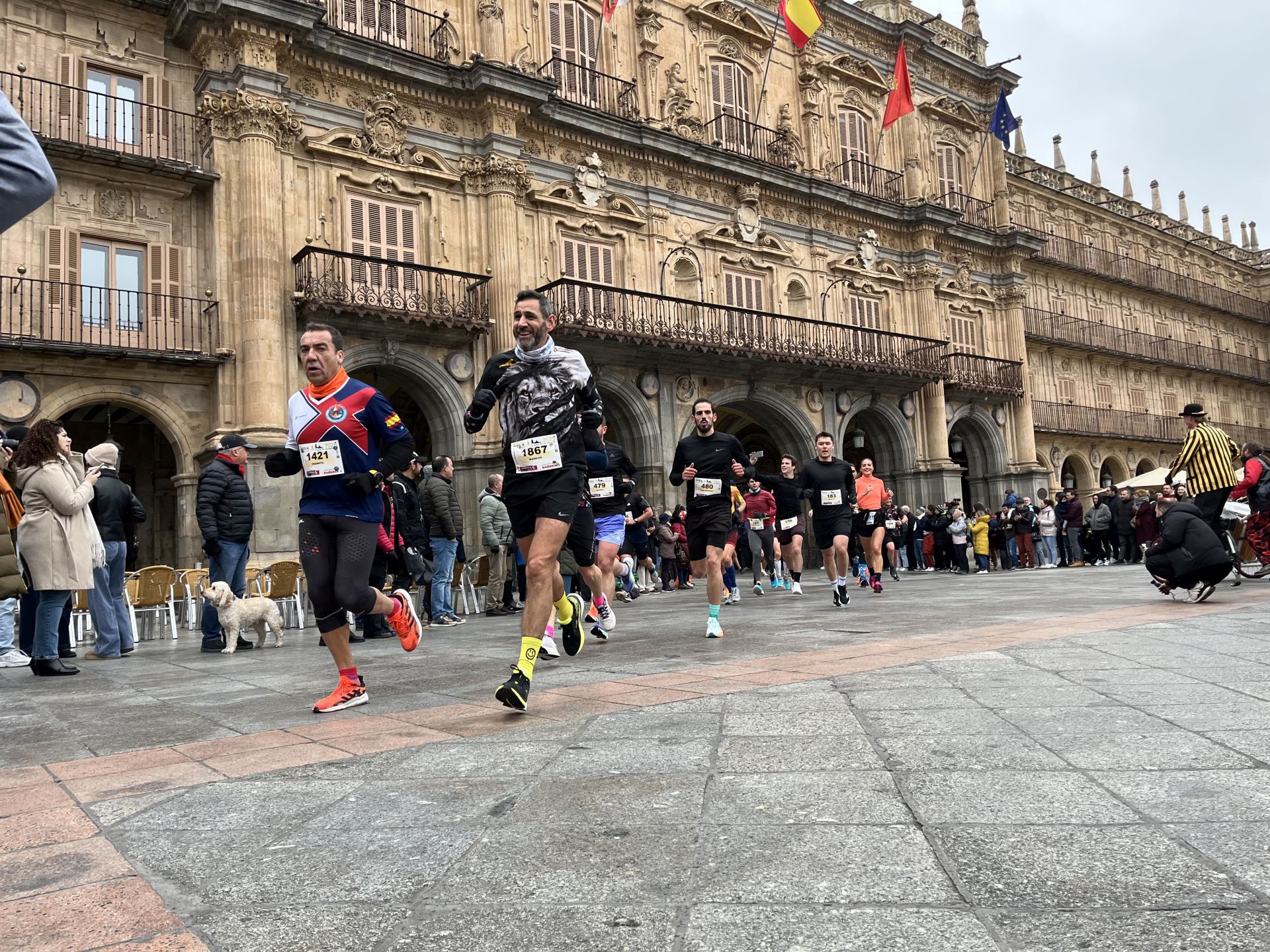 Paso de la Media Maratón de Salamanca por la Plaza Mayor