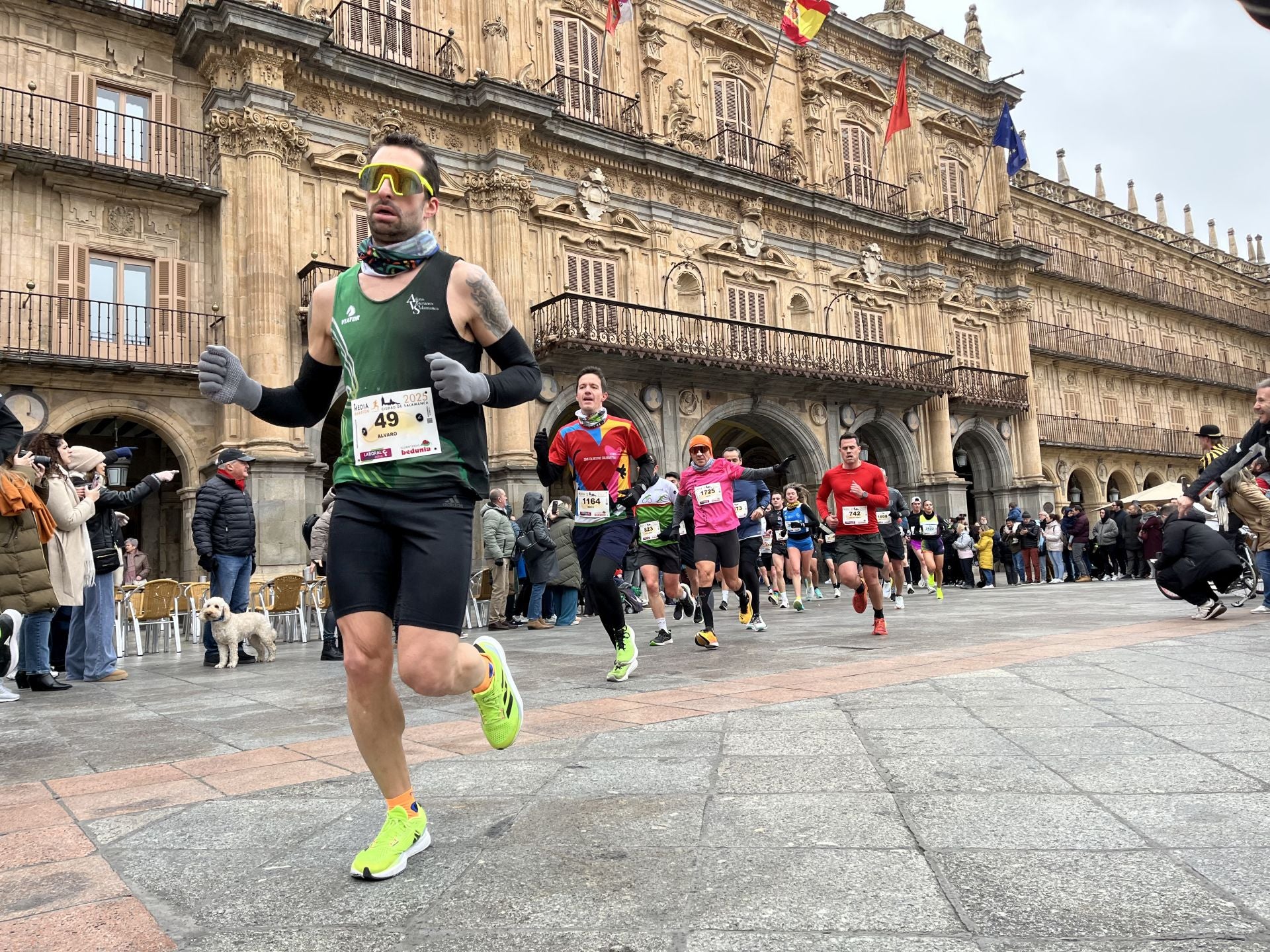 Paso de la Media Maratón de Salamanca por la Plaza Mayor