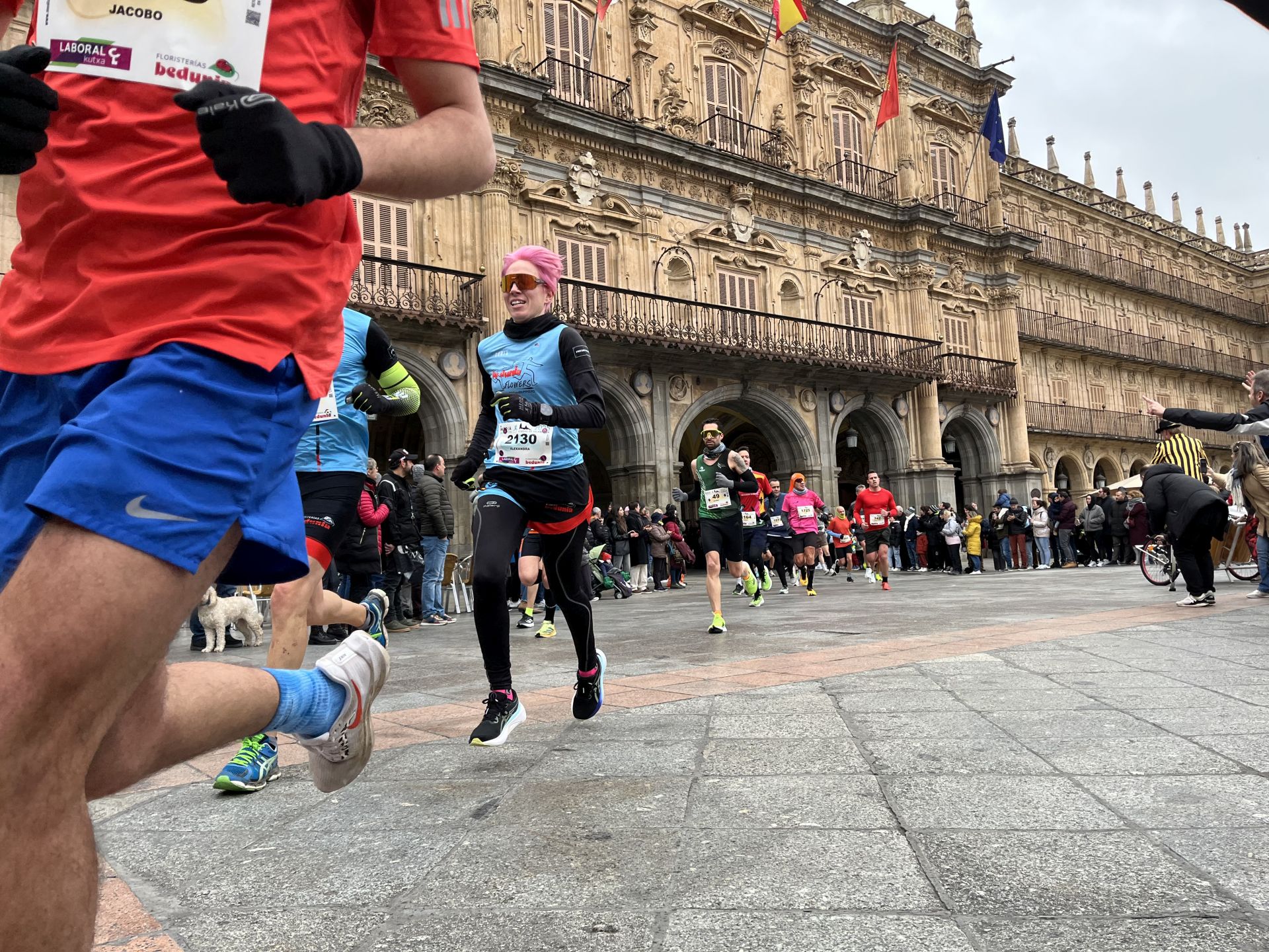 Paso de la Media Maratón de Salamanca por la Plaza Mayor