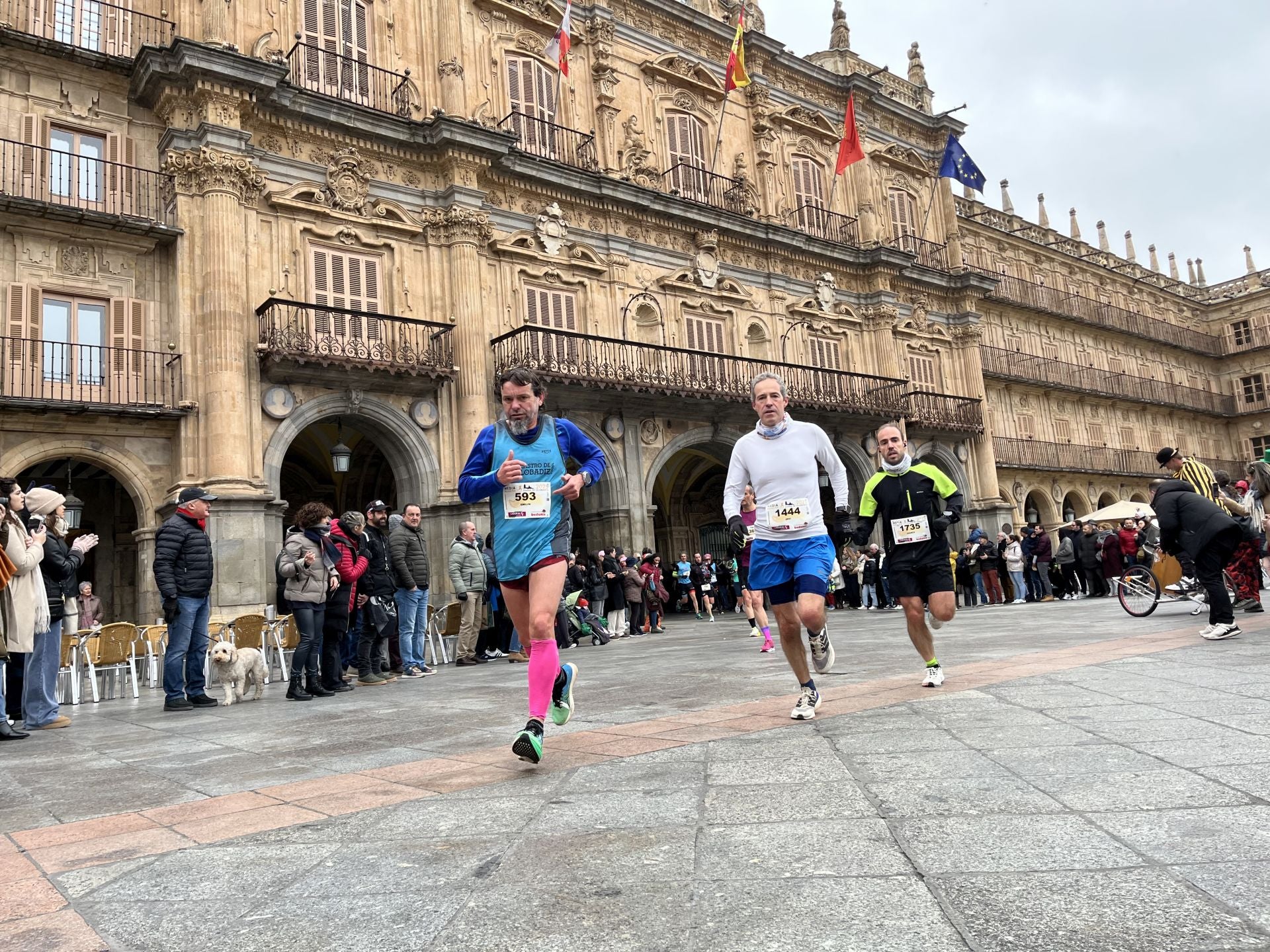 Paso de la Media Maratón de Salamanca por la Plaza Mayor