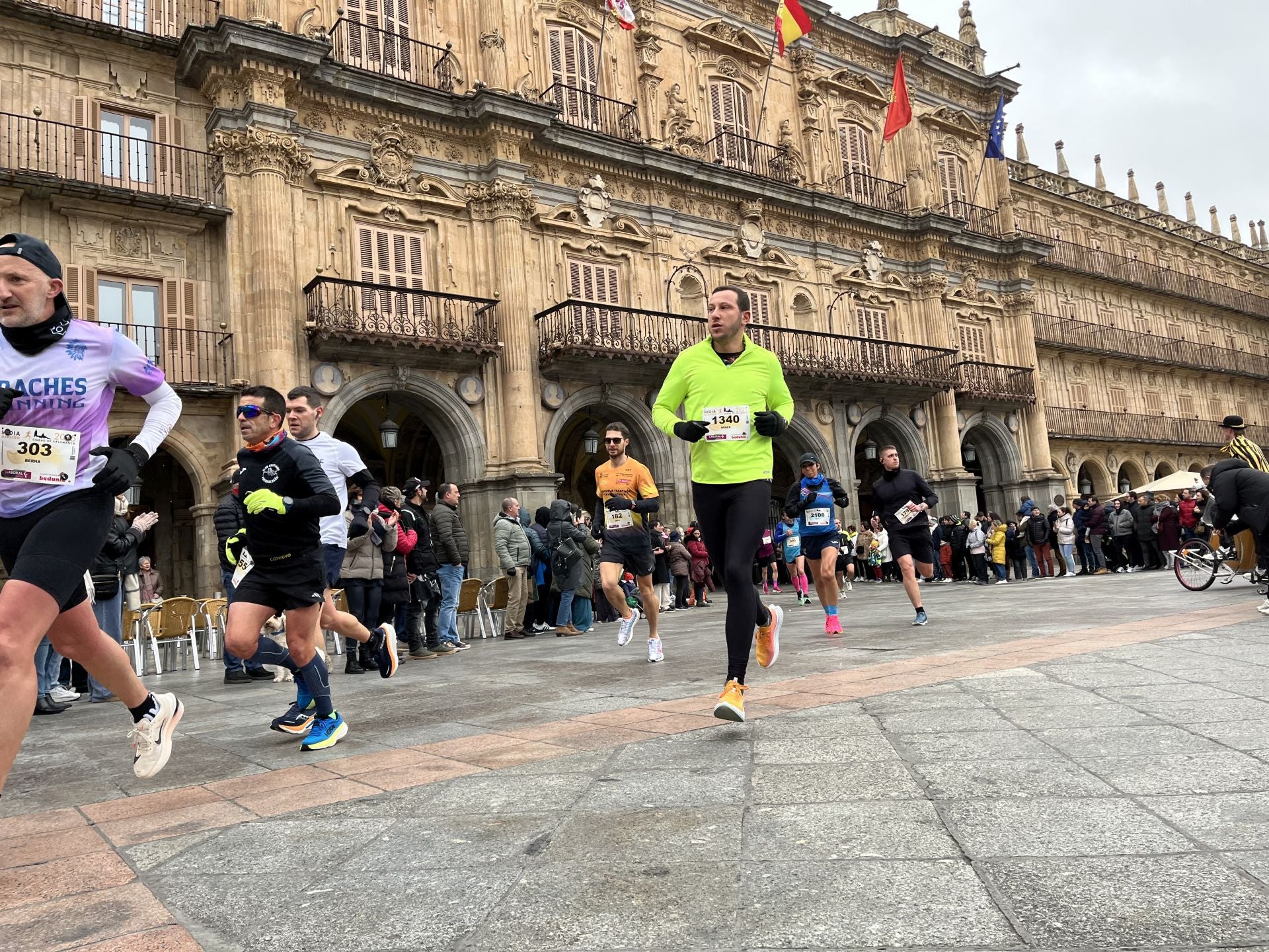 Paso de la Media Maratón de Salamanca por la Plaza Mayor