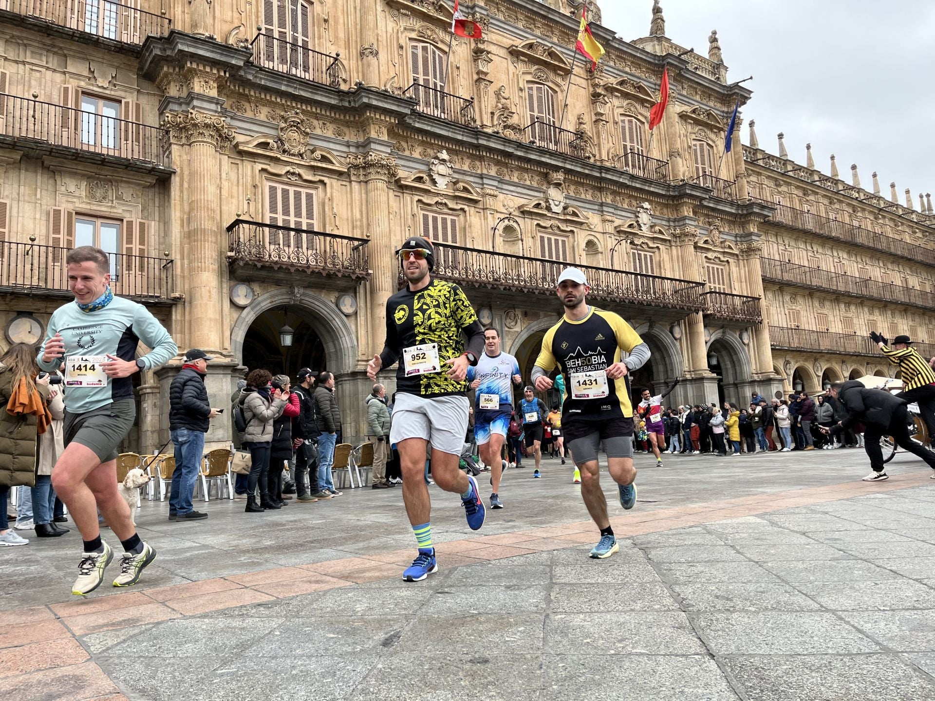 Paso de la Media Maratón de Salamanca por la Plaza Mayor