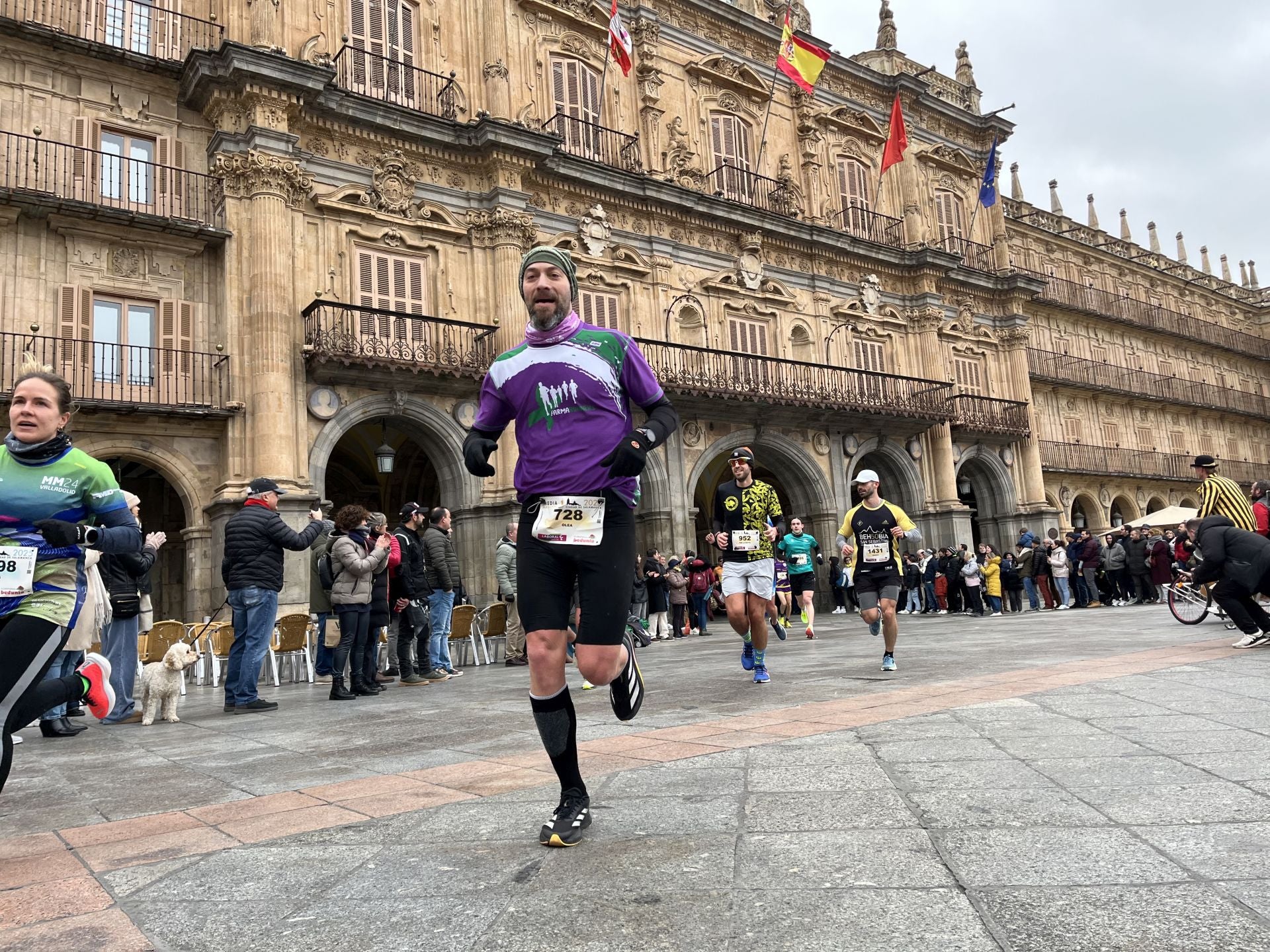 Paso de la Media Maratón de Salamanca por la Plaza Mayor