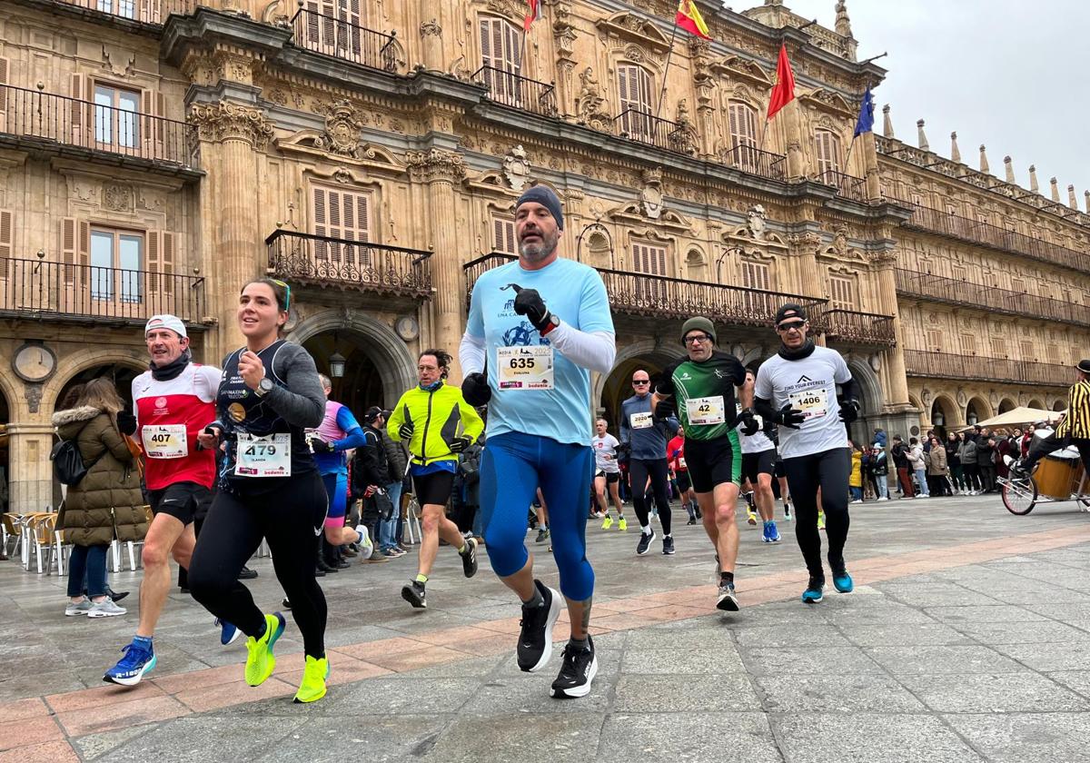 El inolvidable paso de la Media Maratón por la Plaza Mayor de Salamanca