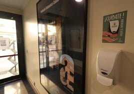 Dispensador de gel hidroalcoholico en un lugar público de Salamanca