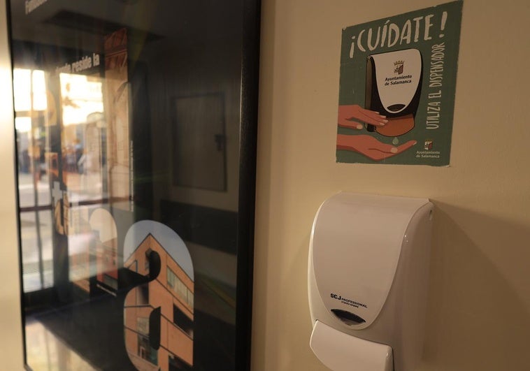 Dispensador de gel hidroalcoholico en un lugar público de Salamanca