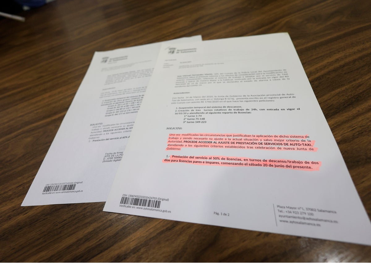 Imagen secundaria 1 - En la sede de RadioTaxi se conservan algunos de los documentos sobre las restricciones y turnos de la pandemia.
