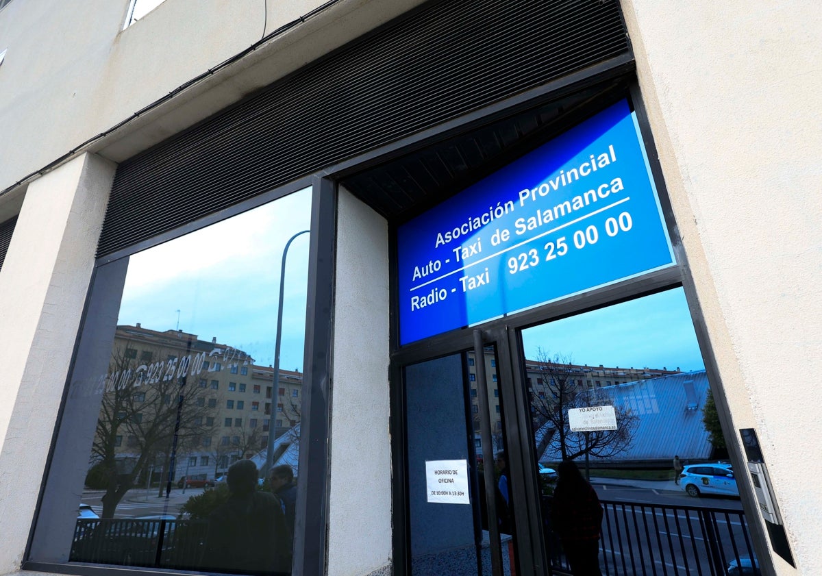 Imagen principal - En la sede de RadioTaxi se conservan algunos de los documentos sobre las restricciones y turnos de la pandemia.