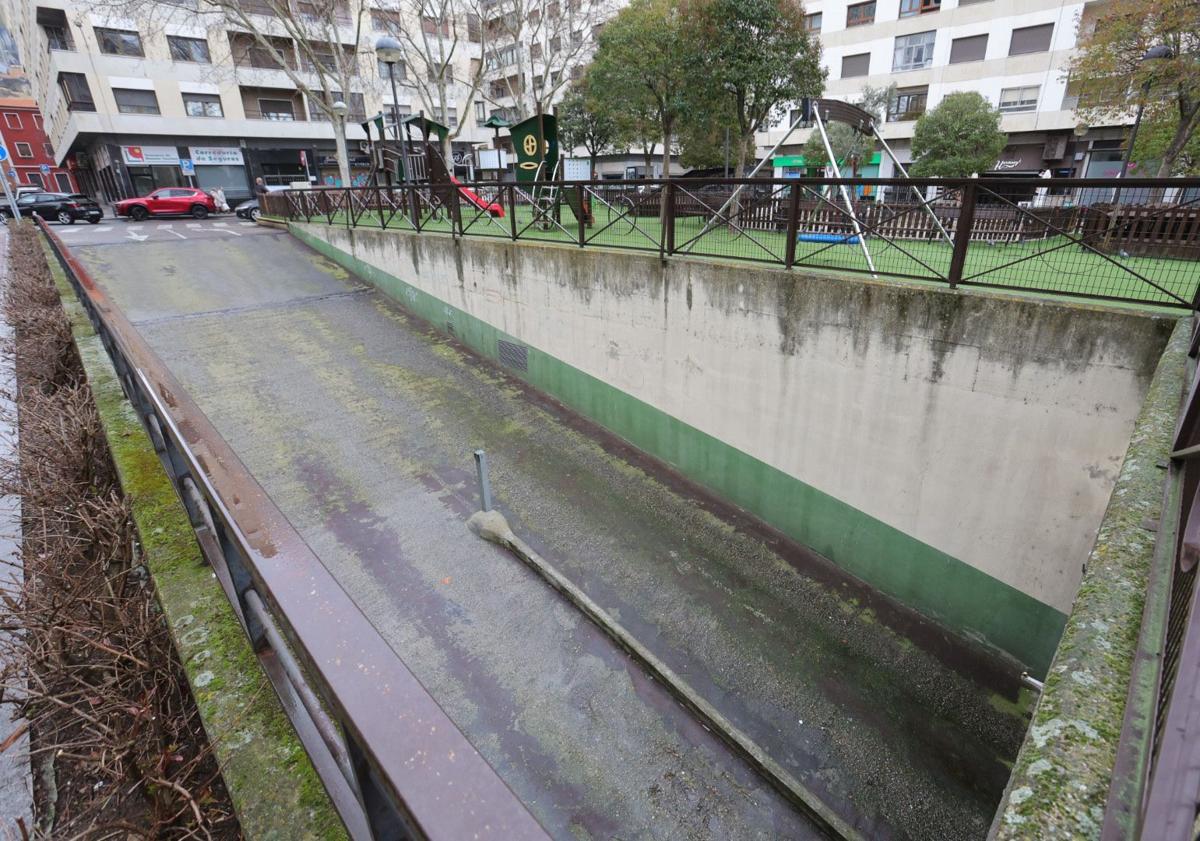 Imagem principal - Acesso e rampa de entrada de pedestres na praça, que será respeitada.