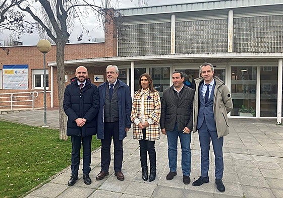 El director general de Calidad e Infraestructuras Sanitarias, Álvaro Muñoz Galindo, junto con otras autoridades en el Centro de Salud de Peñaranda.