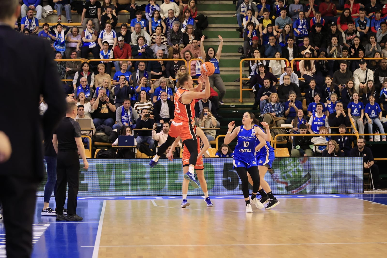 Victoria de campeón de Perfumerías Avenida frente a Valencia Basket