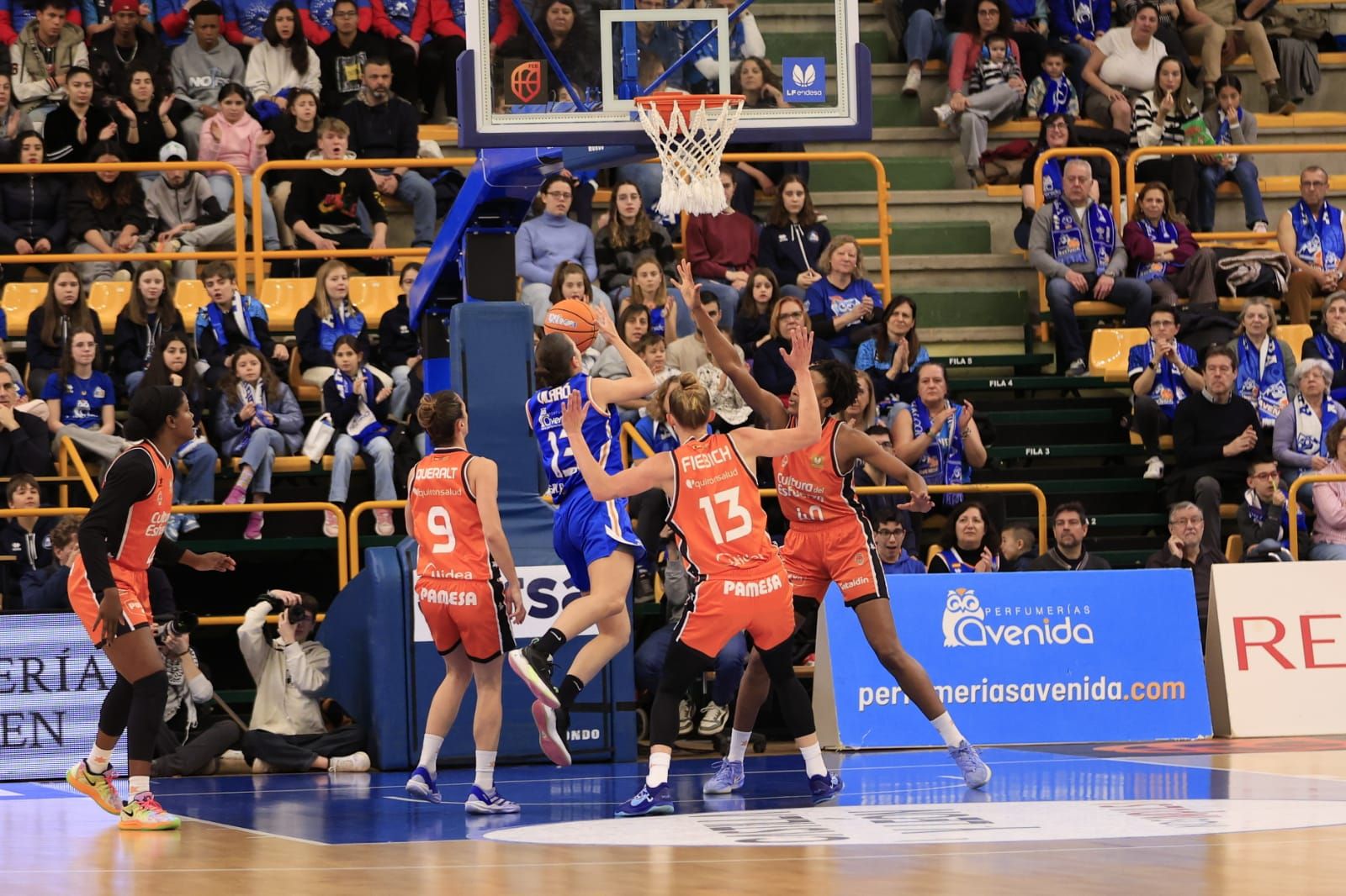 Victoria de campeón de Perfumerías Avenida frente a Valencia Basket