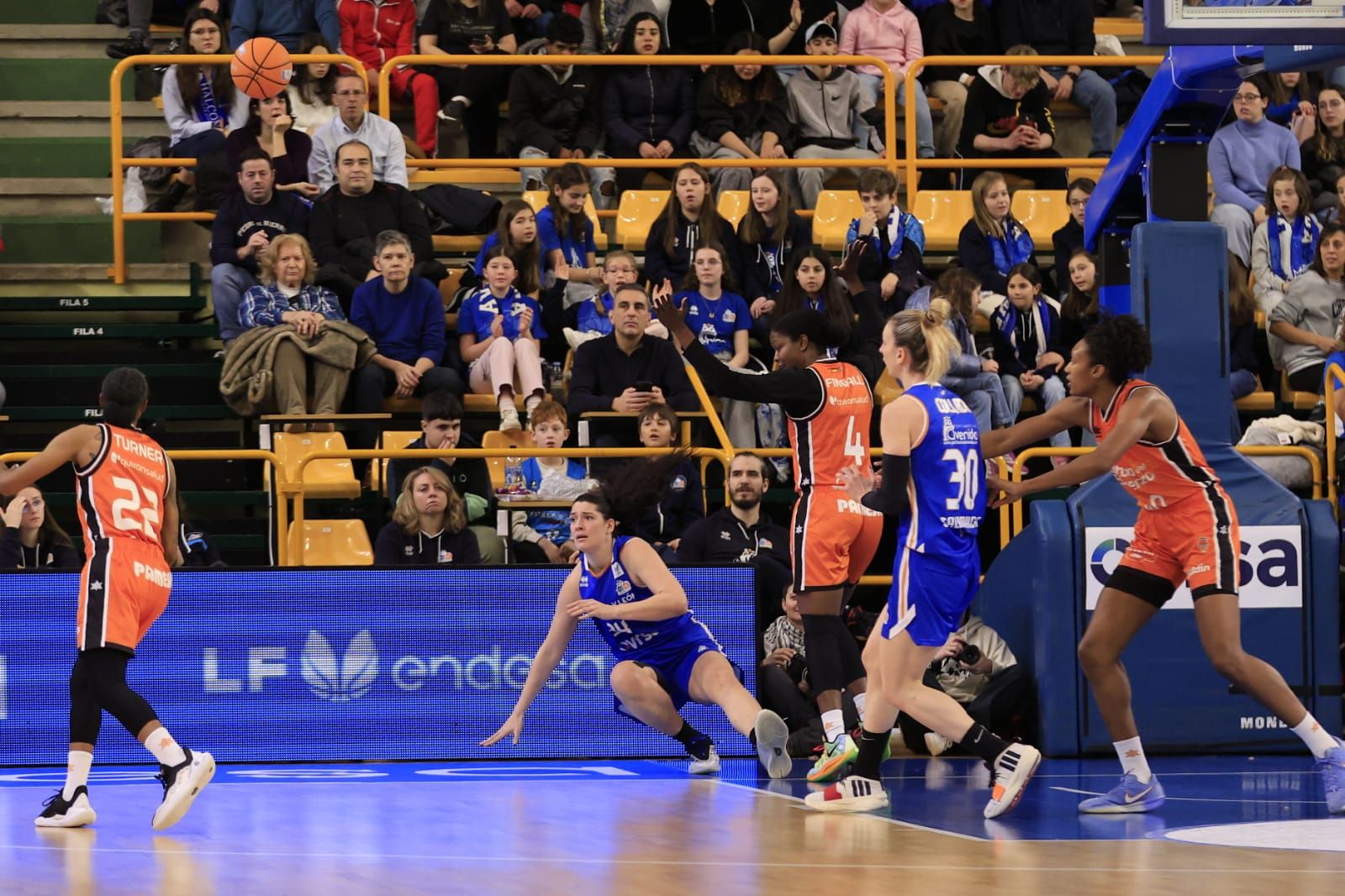 Victoria de campeón de Perfumerías Avenida frente a Valencia Basket