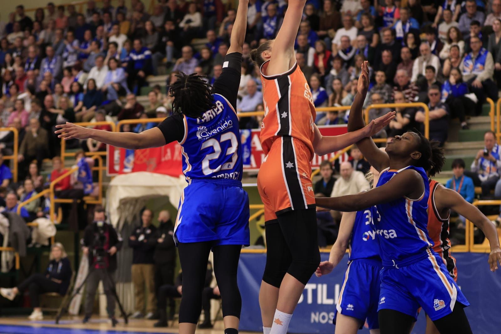 Victoria de campeón de Perfumerías Avenida frente a Valencia Basket