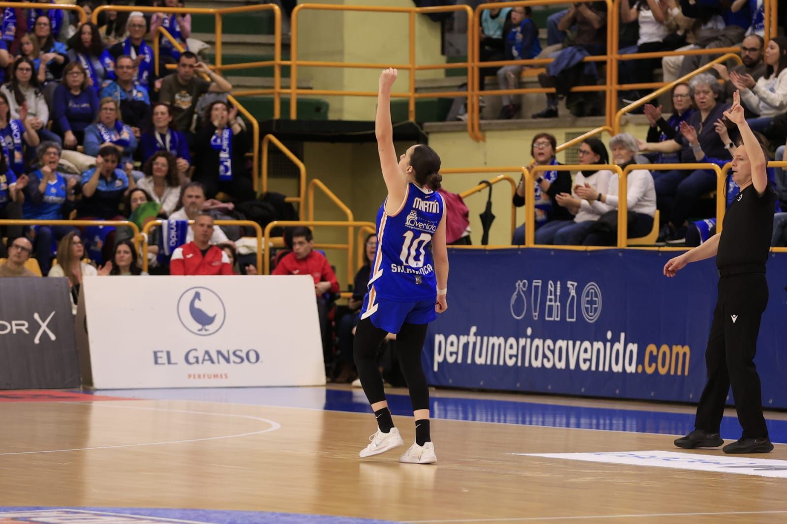 Victoria de campeón de Perfumerías Avenida frente a Valencia Basket