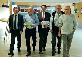 El consejero de Medio Ambiente, Vivienda y Ordenación del Territorio, Juan Carlos Suárez-Quiñones, presenta un informe con los daños a la ganaderia del lobo en 2024