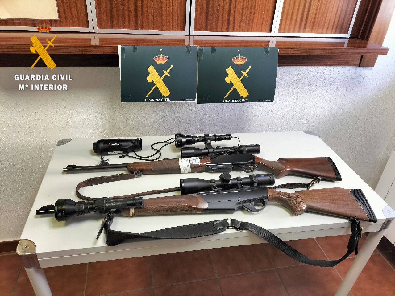 Dos rifles y munición incautados por caza furtiva en un pueblo de Salamanca