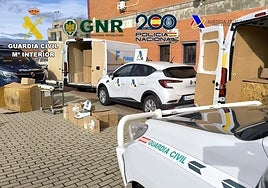 Momento del registro e incautación del tabaco y materiales