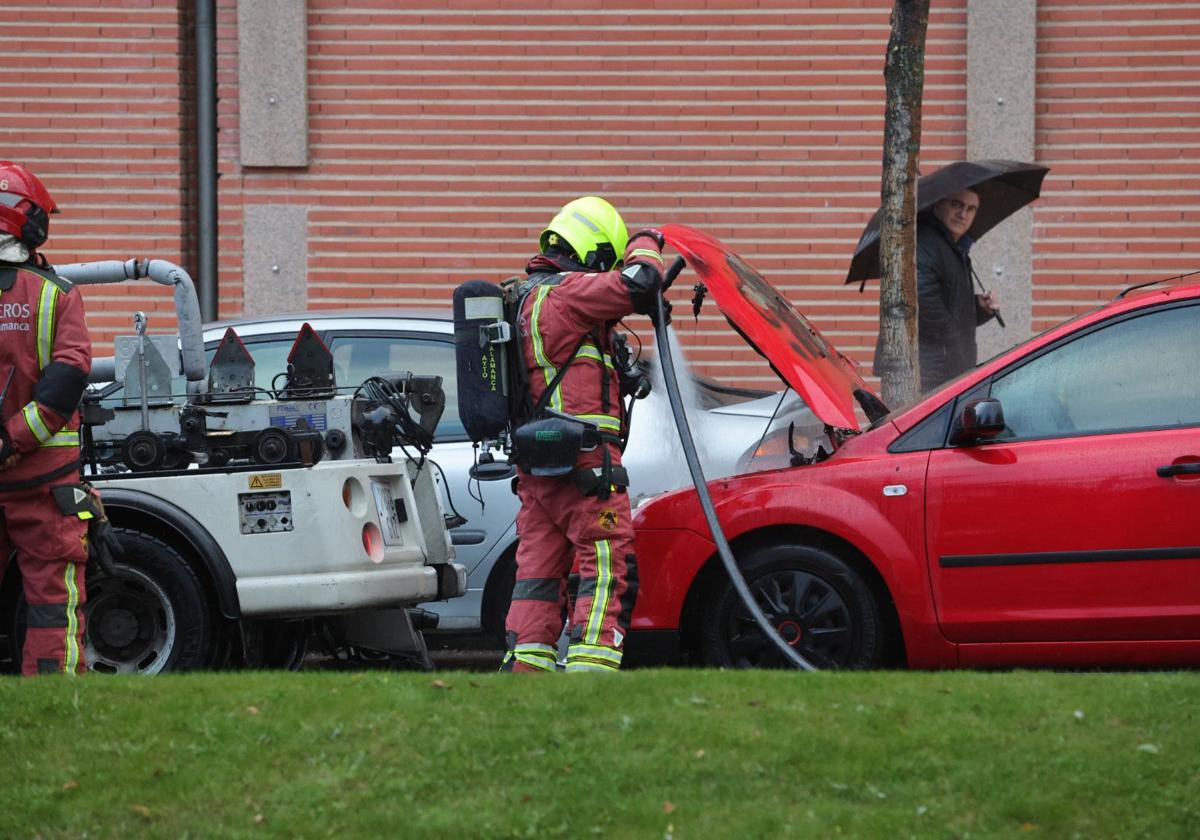 Susto tras echar a arder el motor de un coche en plena calle