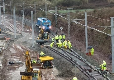 16 horas de soldaduras conectan las vías del puerto seco con la línea principal del tren