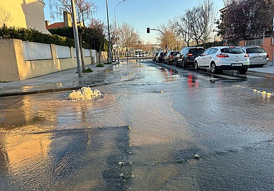 El agua anega algunas calles en el barrio de Chamberí