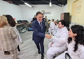 El alcalde de Salamanca saludando a jóvenes trabajadores.