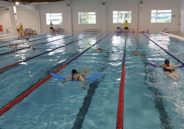 La vuelta a su piscina de confianza en Salamanca tras tres décadas como usuaria