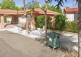 Piscina de Cabrerizos y el bar anexo