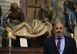José María Santiago Guervós delante del Santo Entierro