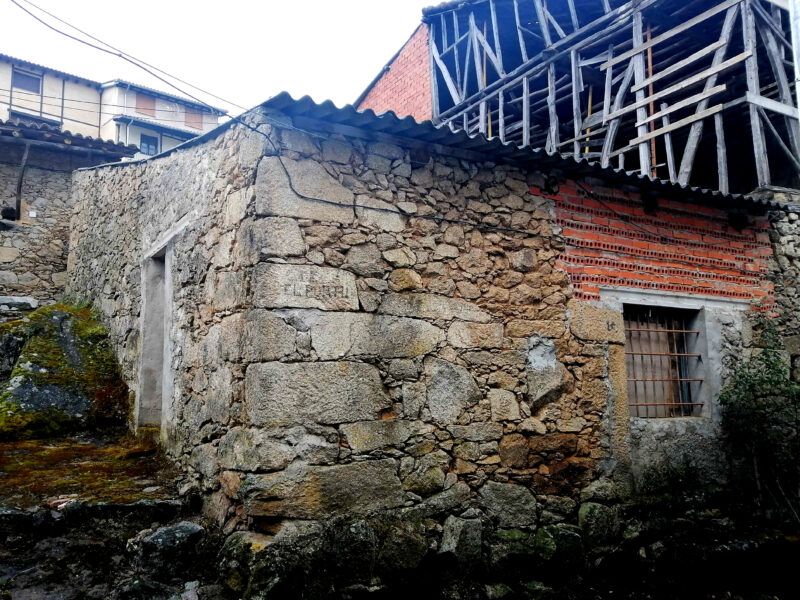 El corral en un pueblo de Salamanca que vende muros de piedra a bajo precio