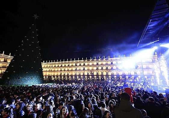 Escenario y actuaciones del último Fin de Año Universitario.