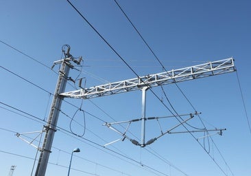 Adif adjudica el último contrato de la electrificación que deberá 'enchufar' los trenes entre España y Portugal