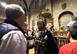 La Hermandad de Nuestro Padre Jesús Despojado durante los prepartivos de los pasos de Semana Santa.